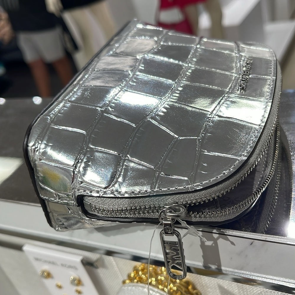 Michael Kors Empire Sm Metallic Crocodile Embossed Leather Travel Pouch
Silver - Picture 16 of 16